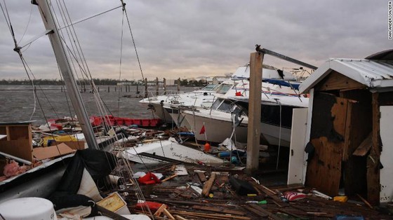 Siêu bão Michael tấn công Florida: 17 người chết, một căn cứ quân sự bị san bằng, cả thị trấn bị xóa sổ ảnh 42