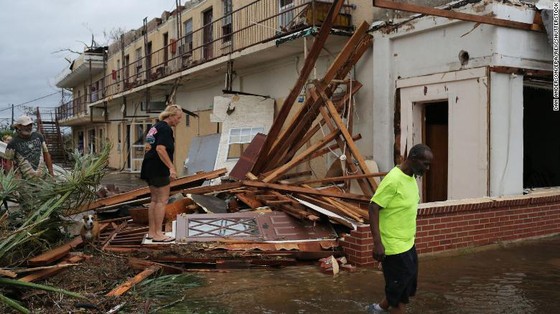 Siêu bão Michael tấn công Florida: 17 người chết, một căn cứ quân sự bị san bằng, cả thị trấn bị xóa sổ ảnh 43