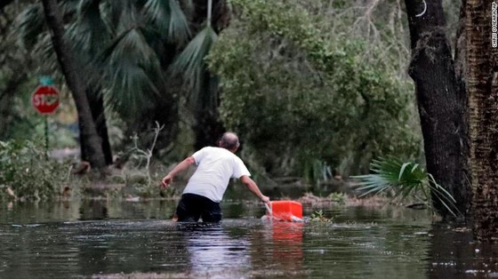 Siêu bão Michael tấn công Florida: 17 người chết, một căn cứ quân sự bị san bằng, cả thị trấn bị xóa sổ ảnh 44
