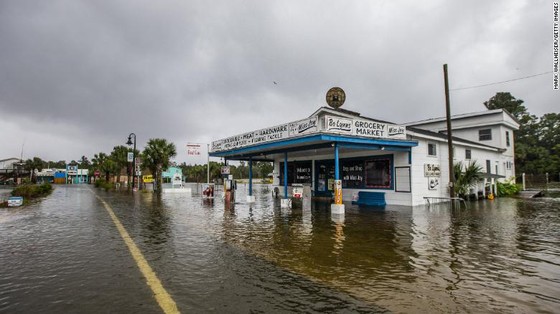 Siêu bão Michael tấn công Florida: 17 người chết, một căn cứ quân sự bị san bằng, cả thị trấn bị xóa sổ ảnh 49