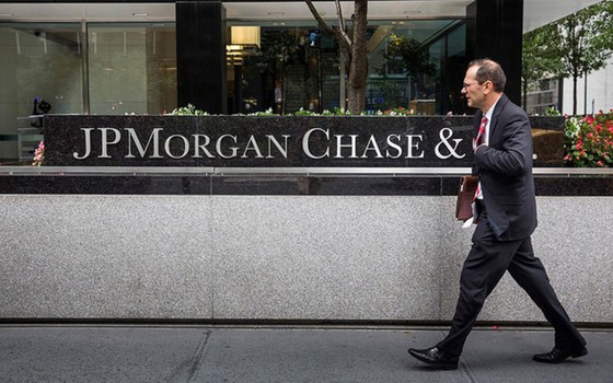 JPMorgan Chase là ngân hàng đa quốc gia đầu tiên của Mỹ có mặt trong danh sách xếp hạng các ngân hàng lớn nhất thế giới dựa trên giá trị tài sản. Mặc dù chỉ đứng thứ 6, nhưng JPMorgan Chase lại là ngân hàng lớn nhất xứ cờ hoa, với tổng giá trị tài sản 2.450 tỉ USD.