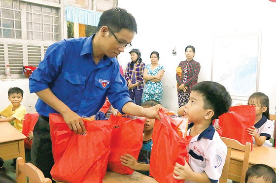 Ấm tình Trung thu ảnh 1
