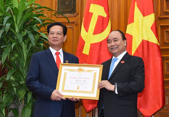 Trao Huy hiệu Đảng cho các đồng chí nguyên lãnh đạo ảnh 2
