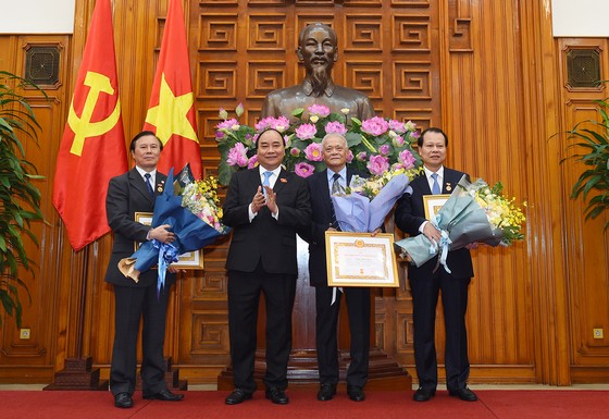 Trao Huy hiệu Đảng cho các đồng chí nguyên lãnh đạo ảnh 3
