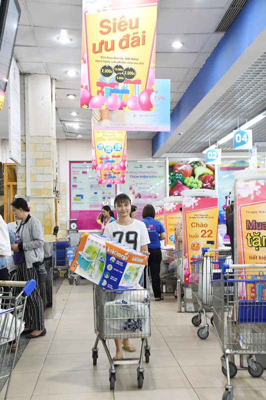 Siêu thị Co.opmart tấp nập người dân “gom hàng” gia dụng giảm giá vào đầu tuần ảnh 1