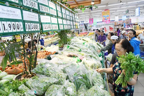 Siêu thị Co.opmart tấp nập người dân “gom hàng” gia dụng giảm giá vào đầu tuần ảnh 2