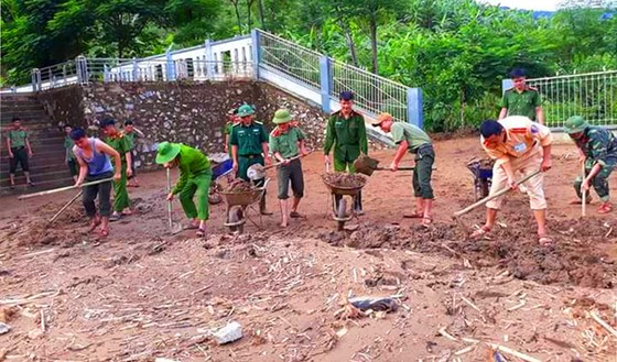 Huyện Mường Lát vẫn bị chia cắt do đường giao thông bị sạt, lở ảnh 1