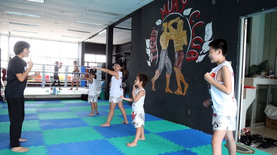 HLV Phùng Ngọc Mai hướng dẫn các bé tập võ thuật tự vệ