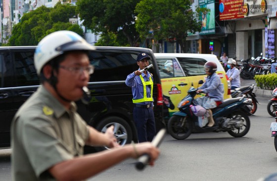 Giao thông ở Sài Gòn rối như canh hẹ sau khi phân luồng thi công nhà ga trung tâm Bến Thành - Ảnh 11. Giao thông ở Sài Gòn rối như canh hẹ sau khi phân luồng thi công nhà ga trung tâm Bến Thành - Ảnh 11.