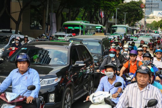 Giao thông ở Sài Gòn rối như canh hẹ sau khi phân luồng thi công nhà ga trung tâm Bến Thành - Ảnh 12. Giao thông ở Sài Gòn rối như canh hẹ sau khi phân luồng thi công nhà ga trung tâm Bến Thành - Ảnh 12.