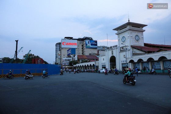 Giao thông ở Sài Gòn rối như canh hẹ sau khi phân luồng thi công nhà ga trung tâm Bến Thành - Ảnh 2. Giao thông ở Sài Gòn rối như canh hẹ sau khi phân luồng thi công nhà ga trung tâm Bến Thành - Ảnh 2.