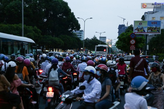 Giao thông ở Sài Gòn rối như canh hẹ sau khi phân luồng thi công nhà ga trung tâm Bến Thành - Ảnh 17. Giao thông ở Sài Gòn rối như canh hẹ sau khi phân luồng thi công nhà ga trung tâm Bến Thành - Ảnh 17.