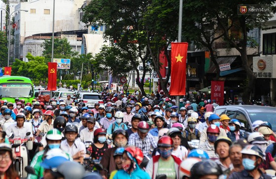 Giao thông ở Sài Gòn rối như canh hẹ sau khi phân luồng thi công nhà ga trung tâm Bến Thành - Ảnh 5. Giao thông ở Sài Gòn rối như canh hẹ sau khi phân luồng thi công nhà ga trung tâm Bến Thành - Ảnh 5.