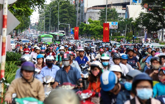Giao thông ở Sài Gòn rối như canh hẹ sau khi phân luồng thi công nhà ga trung tâm Bến Thành - Ảnh 6. Giao thông ở Sài Gòn rối như canh hẹ sau khi phân luồng thi công nhà ga trung tâm Bến Thành - Ảnh 6.