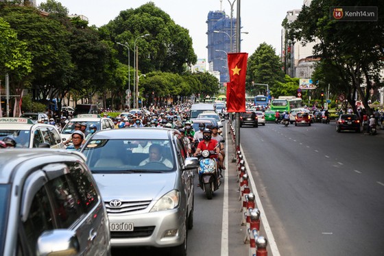 Giao thông ở Sài Gòn rối như canh hẹ sau khi phân luồng thi công nhà ga trung tâm Bến Thành - Ảnh 7. Giao thông ở Sài Gòn rối như canh hẹ sau khi phân luồng thi công nhà ga trung tâm Bến Thành - Ảnh 7.