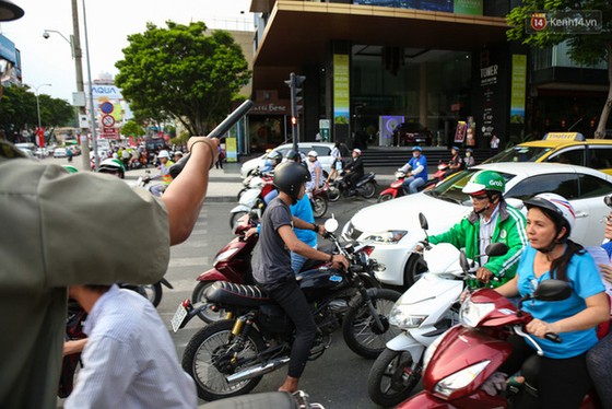 Giao thông ở Sài Gòn rối như canh hẹ sau khi phân luồng thi công nhà ga trung tâm Bến Thành - Ảnh 10. Giao thông ở Sài Gòn rối như canh hẹ sau khi phân luồng thi công nhà ga trung tâm Bến Thành - Ảnh 10.