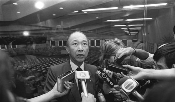 Chủ tịch sàn chứng khoán Hồng Kông, ông Ronald Li thông báo nối lại giao dịch vào ngày 26-10-1987. Ảnh: SCMP