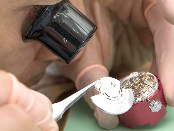 Góc khuất đồng hồ Thụy Sĩ ảnh 1