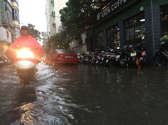 Mưa lớn sau bão số 2, đường phố Hà Nội ngập thành sông