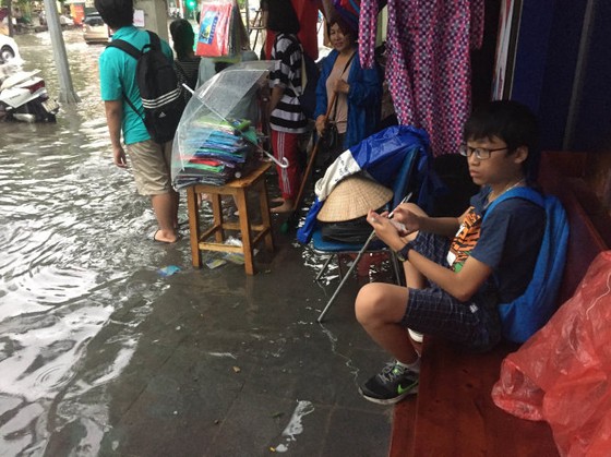 Mưa lớn sau bão số 2, đường phố Hà Nội ngập thành sông