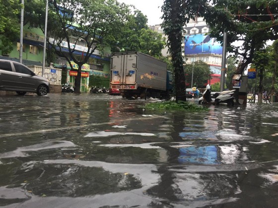 Mưa lớn sau bão số 2, đường phố Hà Nội ngập thành sông