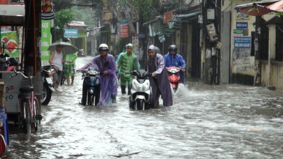 Mưa lớn sau bão số 2, đường phố Hà Nội ngập thành sông