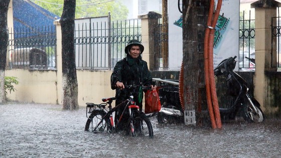 Mưa lớn sau bão số 2, đường phố Hà Nội ngập thành sông