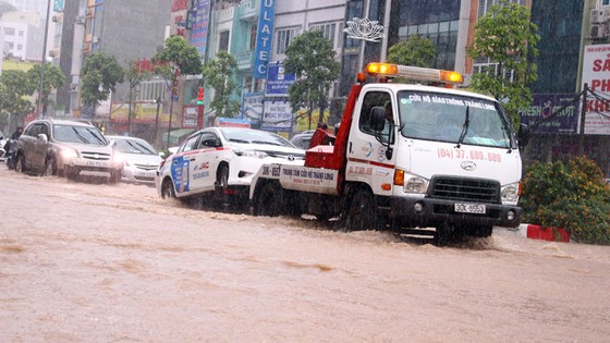 Mưa lớn sau bão số 2, đường phố Hà Nội ngập thành sông