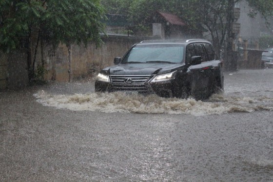Mưa lớn sau bão số 2, đường phố Hà Nội ngập thành sông