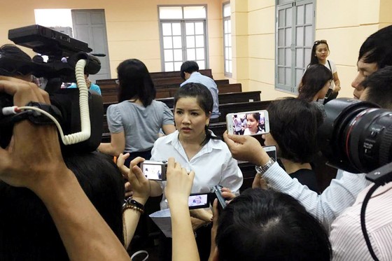 Sàn diễn thưa vắng khách ảnh 1
