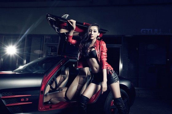 “Đốt mắt” ngắm chân dài thả dáng bên Mercedes SLS AMG dot mat ngam chan dai tha dang ben mercedes sls amg