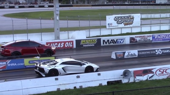 SUV điện Tesla Model X P100D cho siêu xe Lamborghini Aventador SV "ngửi khói" SUV điện Tesla Model X P100D cho siêu xe Lamborghini Aventador SV "ngửi khói"