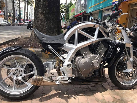 Siêu mô tô tiền tỷ Ariel Ace tái xuất trên phố Sài thành - Ảnh 2. Siêu mô tô tiền tỷ Ariel Ace tái xuất trên phố Sài thành - Ảnh 2.