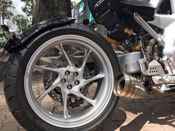 Siêu mô tô tiền tỷ Ariel Ace tái xuất trên phố Sài thành - Ảnh 8. Siêu mô tô tiền tỷ Ariel Ace tái xuất trên phố Sài thành - Ảnh 8.