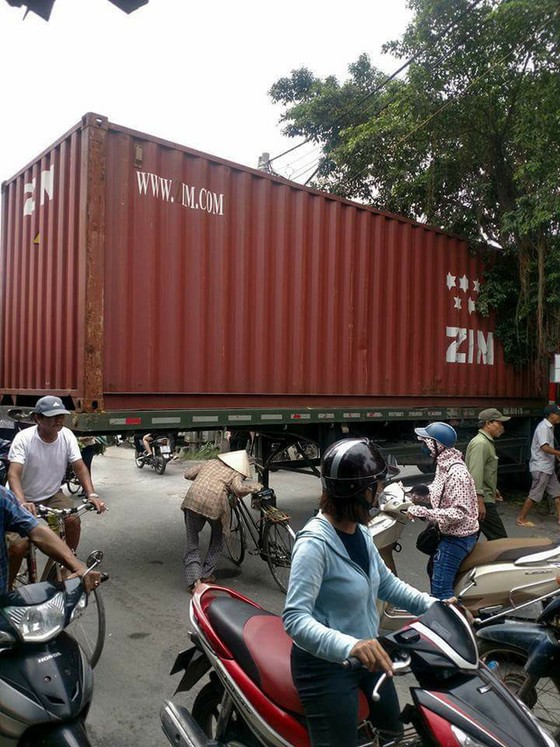 Bất chấp nguy hiểm, người dân thi nhau chui gầm container chắn ngang giữa đường để lưu thông - Ảnh 4. Bất chấp nguy hiểm, người dân thi nhau chui gầm container chắn ngang giữa đường để lưu thông - Ảnh 4.