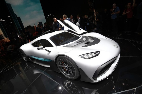 Vẻ đẹp xuất sắc của xe đua Công thức 1 đường phố Mercedes-AMG Project One ngoài đời thực - Ảnh 7. Vẻ đẹp xuất sắc của xe đua Công thức 1 đường phố Mercedes-AMG Project One ngoài đời thực - Ảnh 7.