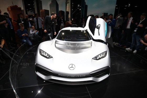 Vẻ đẹp xuất sắc của xe đua Công thức 1 đường phố Mercedes-AMG Project One ngoài đời thực - Ảnh 8. Vẻ đẹp xuất sắc của xe đua Công thức 1 đường phố Mercedes-AMG Project One ngoài đời thực - Ảnh 8.