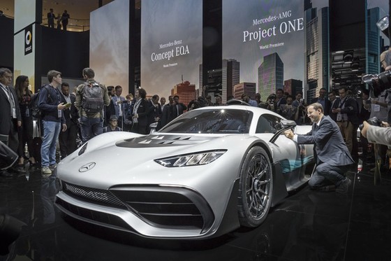 Vẻ đẹp xuất sắc của xe đua Công thức 1 đường phố Mercedes-AMG Project One ngoài đời thực - Ảnh 12. Vẻ đẹp xuất sắc của xe đua Công thức 1 đường phố Mercedes-AMG Project One ngoài đời thực - Ảnh 12.