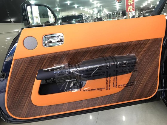 Rolls-Royce Dawn 25 tỷ Đồng bất ngờ xuất hiện tại Sài thành - Ảnh 16. Rolls-Royce Dawn 25 tỷ Đồng bất ngờ xuất hiện tại Sài thành - Ảnh 16.