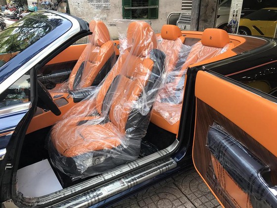 Rolls-Royce Dawn 25 tỷ Đồng bất ngờ xuất hiện tại Sài thành - Ảnh 8. Rolls-Royce Dawn 25 tỷ Đồng bất ngờ xuất hiện tại Sài thành - Ảnh 8.