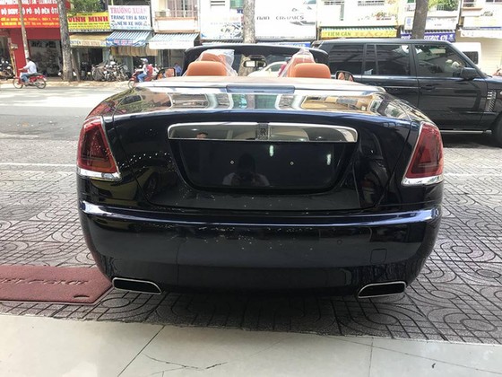 Rolls-Royce Dawn 25 tỷ Đồng bất ngờ xuất hiện tại Sài thành - Ảnh 6. Rolls-Royce Dawn 25 tỷ Đồng bất ngờ xuất hiện tại Sài thành - Ảnh 6.