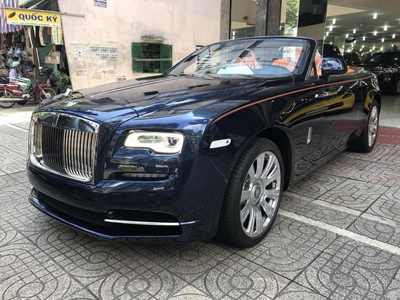 Rolls-Royce Dawn 25 tỷ Đồng bất ngờ xuất hiện tại Sài thành - Ảnh 2. Rolls-Royce Dawn 25 tỷ Đồng bất ngờ xuất hiện tại Sài thành - Ảnh 2.