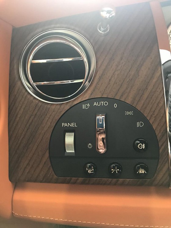 Rolls-Royce Dawn 25 tỷ Đồng bất ngờ xuất hiện tại Sài thành - Ảnh 12. Rolls-Royce Dawn 25 tỷ Đồng bất ngờ xuất hiện tại Sài thành - Ảnh 12.