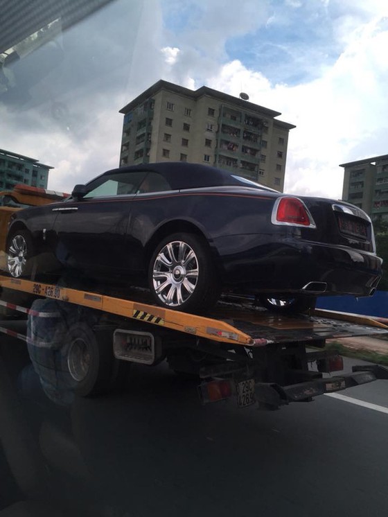 Rolls-Royce Dawn 25 tỷ Đồng bất ngờ xuất hiện tại Sài thành - Ảnh 3. Rolls-Royce Dawn 25 tỷ Đồng bất ngờ xuất hiện tại Sài thành - Ảnh 3.