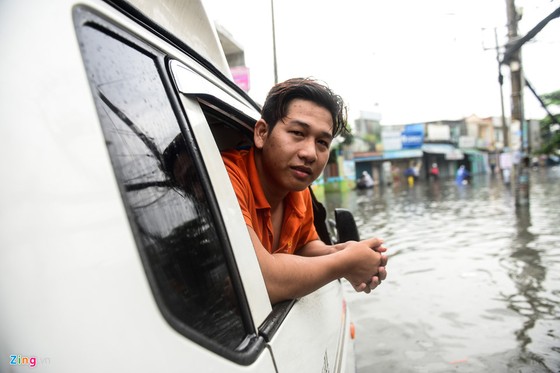 Nguoi Sai Gon ra duong bat ca sau tran mua lon suot dem hinh anh 10