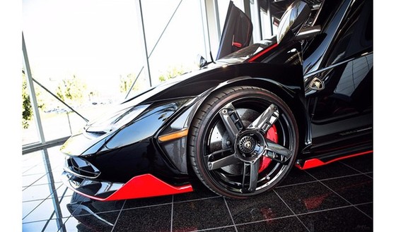Đây là chiếc Lamborghini Centenario đầu tiên trên thế giới được rao bán - Ảnh 7. Đây là chiếc Lamborghini Centenario đầu tiên trên thế giới được rao bán - Ảnh 7.