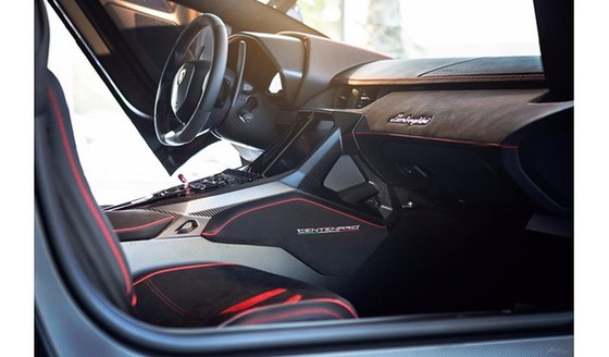 Đây là chiếc Lamborghini Centenario đầu tiên trên thế giới được rao bán - Ảnh 5. Đây là chiếc Lamborghini Centenario đầu tiên trên thế giới được rao bán - Ảnh 5.