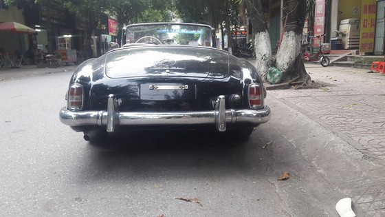 Hàng hiếm Mercedes-Benz 190SL của đại gia Ninh Bình tái xuất trên phố - Ảnh 2. Hàng hiếm Mercedes-Benz 190SL của đại gia Ninh Bình tái xuất trên phố - Ảnh 2.