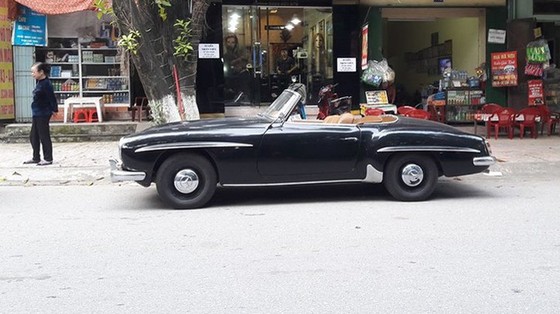 Hàng hiếm Mercedes-Benz 190SL của đại gia Ninh Bình tái xuất trên phố Hàng hiếm Mercedes-Benz 190SL của đại gia Ninh Bình tái xuất trên phố