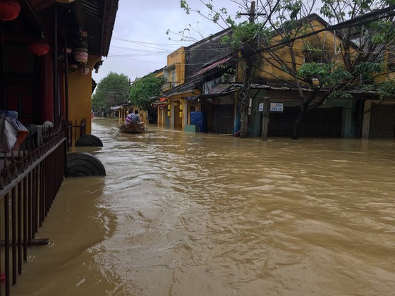Hội An nín thở chờ nước lũ rút để xoay xở cho APEC - Ảnh 7. Hội An nín thở chờ nước lũ rút để xoay xở cho APEC - Ảnh 7.